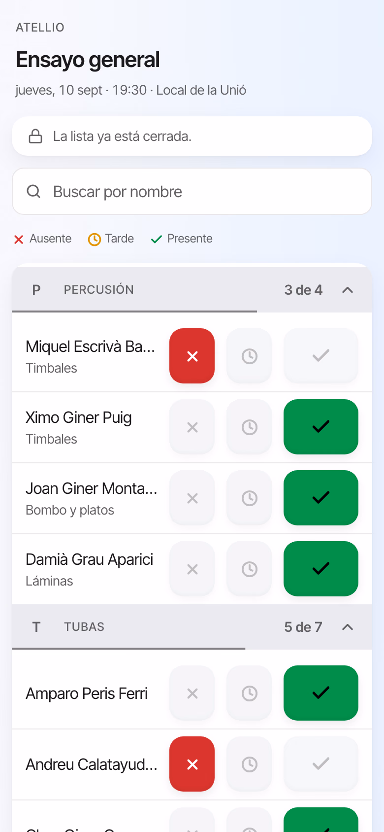 La misma lista abierta desde el enlace, sin iniciar sesión: los músicos por cuerdas con sus botones de ausente, tarde y presente.